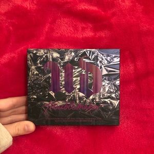 Urban decay eyeshadow pallet NEVER used!!